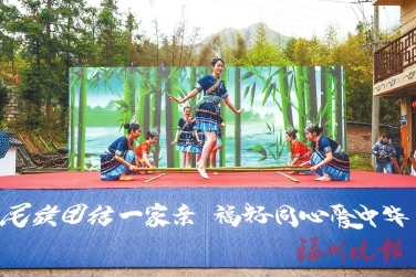 百米長桌宴賓朋　竹竿舞動(dòng)畬韻揚(yáng)