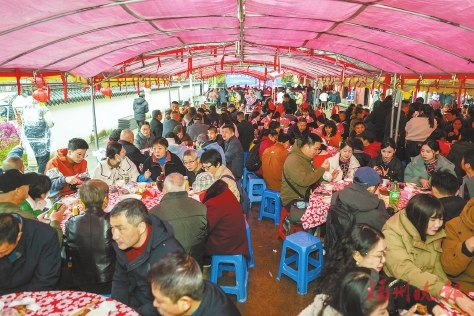 百米長桌宴賓朋　竹竿舞動(dòng)畬韻揚(yáng)